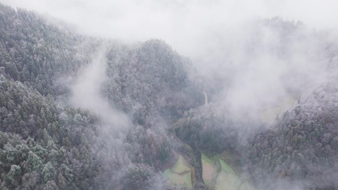 航拍雾凇大气雪景山脉