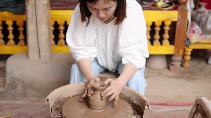 （慢镜）年轻女子在制作土陶陶瓷制作