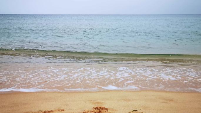 视频素材.汕尾红海湾沙滩的碧浪黄沙