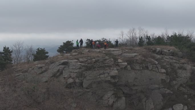 航拍威海市环翠区羊亭镇火焰顶春季登山者