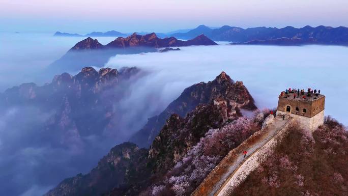 箭扣长城春暖花开雨后日出云海航拍