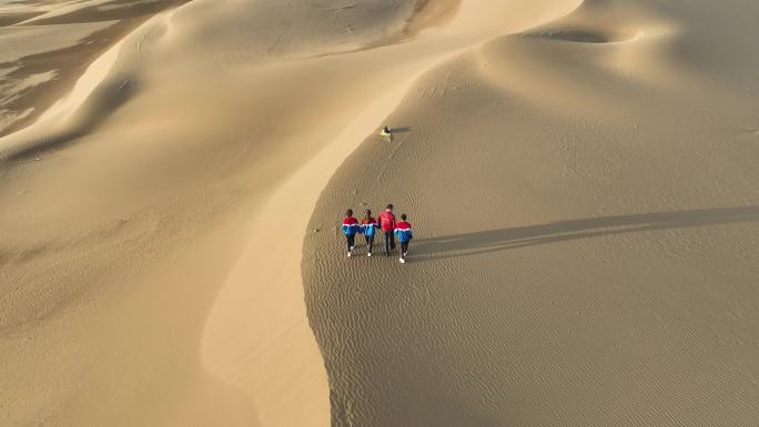 4K新疆小学生沙漠中研学玩耍5