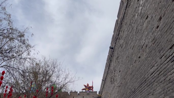 过年西安城墙红灯笼人流游客