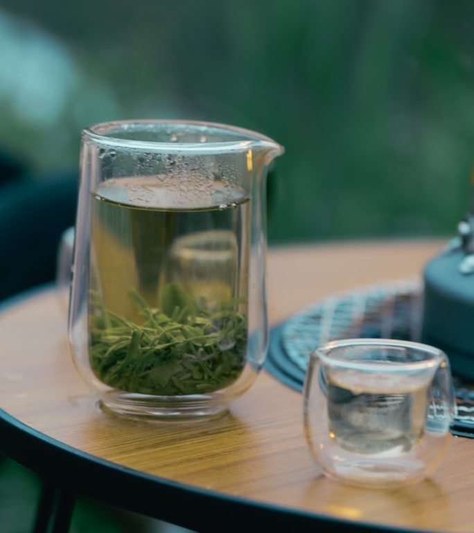 户外露营煮茶喝绿茶