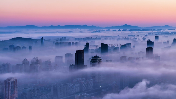 唯美意境云雾下的厦门市中心4K航拍