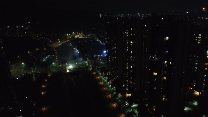 广东东莞：航拍元宵节清溪镇夜景 烟花绽放