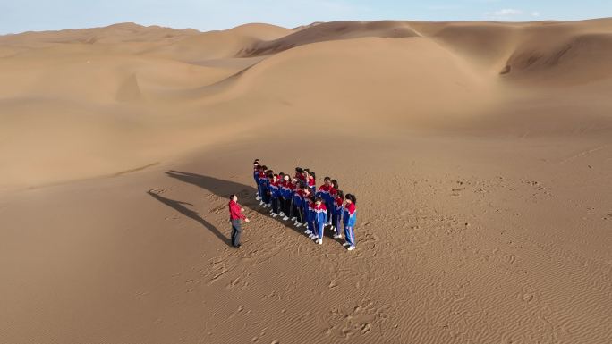 4K新疆小学生沙漠中研学玩耍2