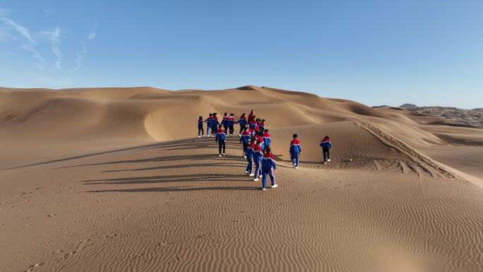 4K新疆小学生沙漠中研学玩耍