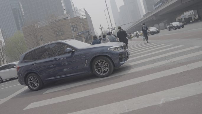 北京国贸CBD过马路红绿灯大桥人流车流