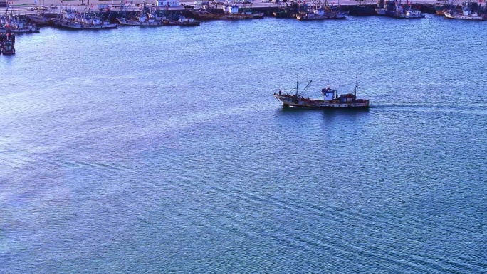 航拍渔船进港