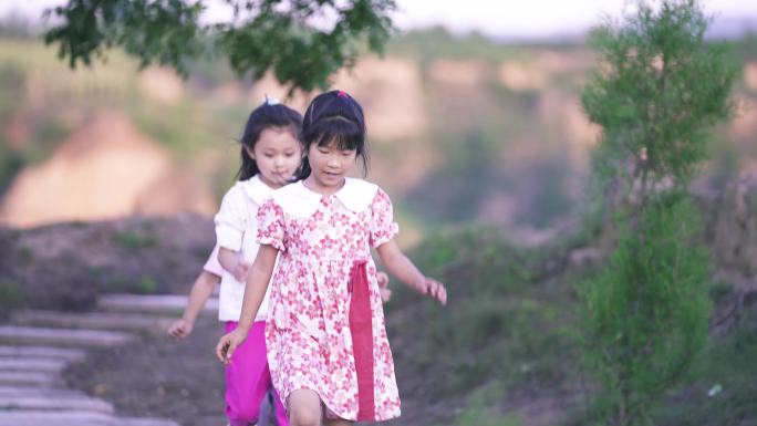 孩子蹦跳 奔跑 农村孩子玩耍 农村女孩