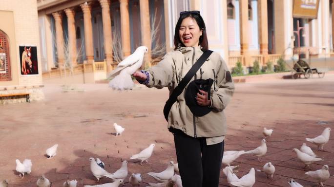 美女在广场上喂鸽子唯美慢镜