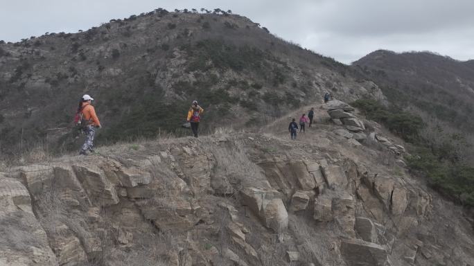 航拍威海市环翠区羊亭镇火焰顶春季登山者