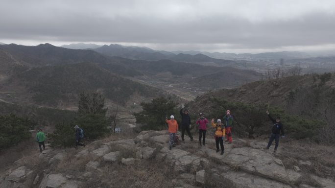 航拍威海市环翠区羊亭镇火焰顶春季登山者