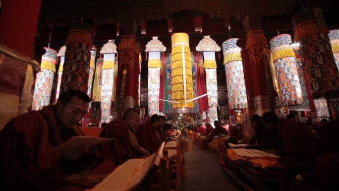 西藏拉萨传佛教藏族民僧人红袍诵念经文寺庙