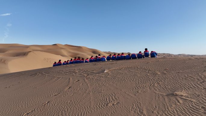 4K新疆小学生沙漠中研学玩耍4