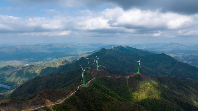 蓝天白云下高山风电场