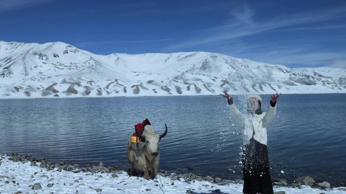 （慢镜）雪山湖泊蓝天白云美女向天空撒雪