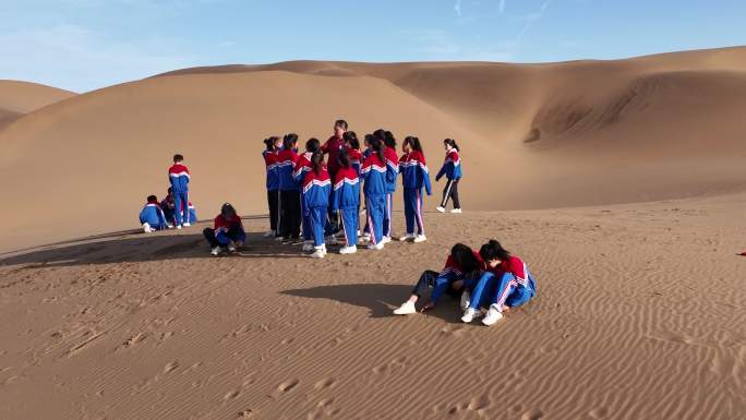 4K新疆小学生沙漠中研学玩耍合集