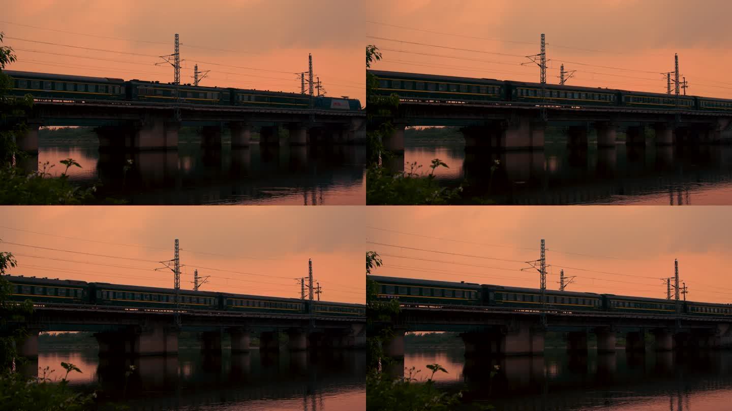 黄昏时分绿皮火车过桥