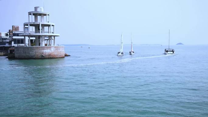 视频素材.厦门香山码头往来的电动帆船