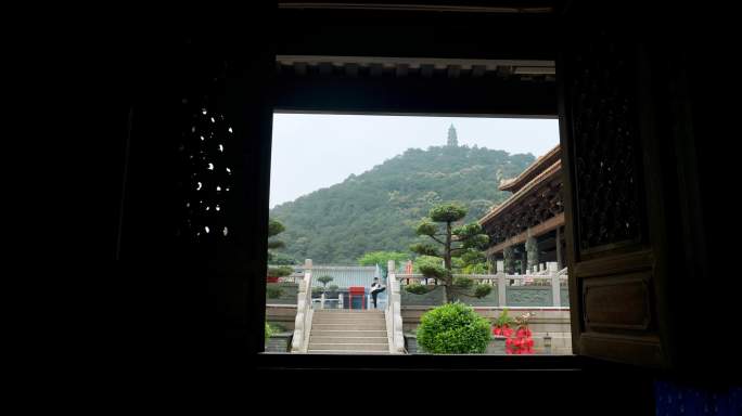 游客参观南宁孔庙