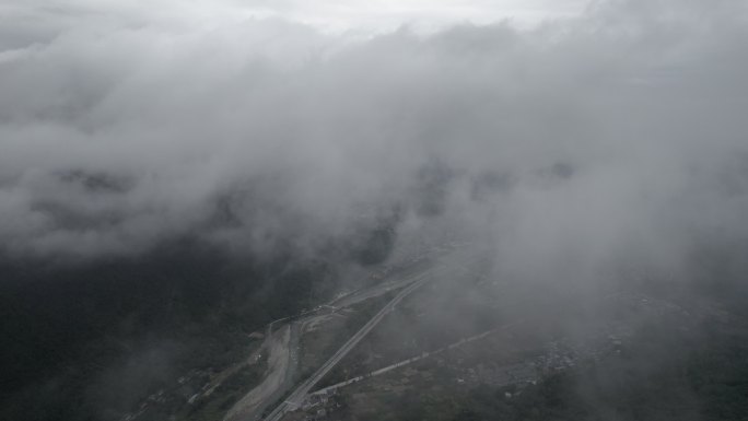 高山森林云雾下神秘的公路航拍推镜头