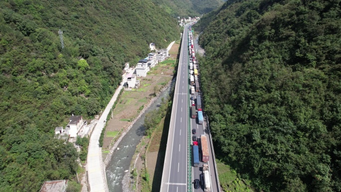 航拍大山里的高速路：蜿蜒山间的行车之旅