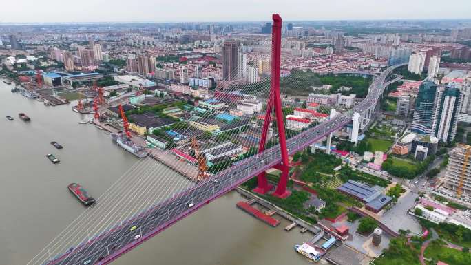 上海市浦东新区杨浦大桥城市车流交通船只船