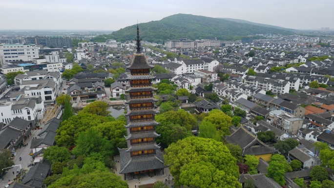 高山背景古塔前景平移