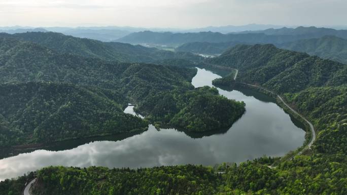 婺源山区茶园地新叶美丽乡房屋种植青山河流