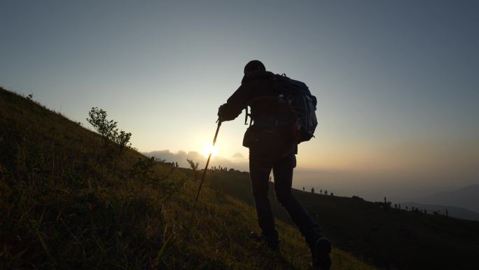 孤勇者清晨登山爬山开拓进取