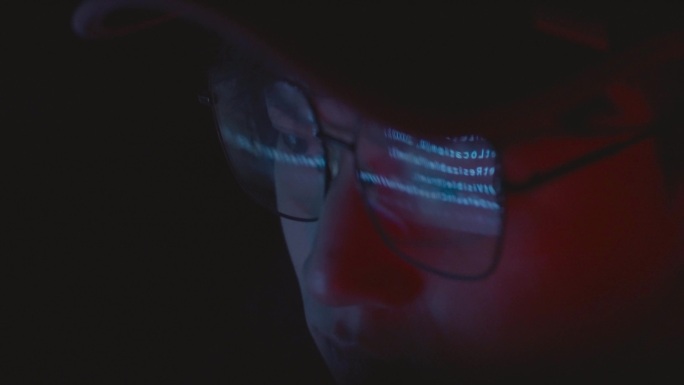 男人黑客眼镜程序编码特写
