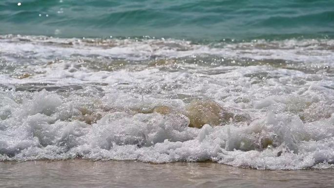 海南三亚大海海浪拍打沙滩慢镜头