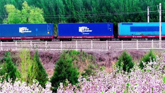 中国铁路 航拍火车 火车道绿化 火车运货