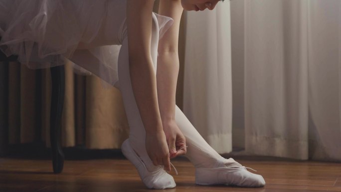 女人舞蹈练习室系鞋带