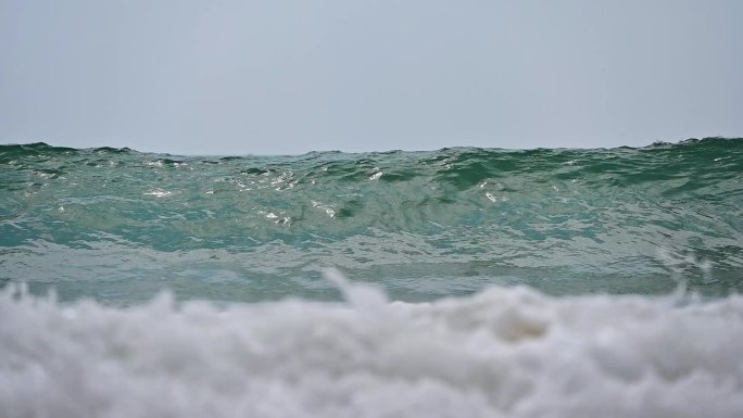 海南三亚大海海浪拍打沙滩慢镜头