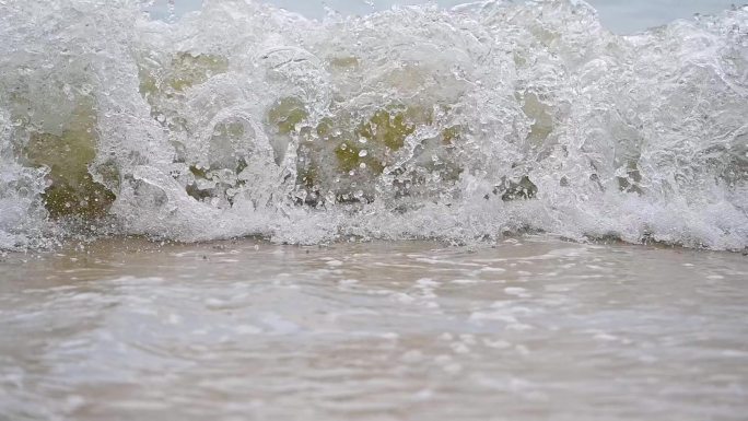 海南三亚大海海浪拍打沙滩慢镜头