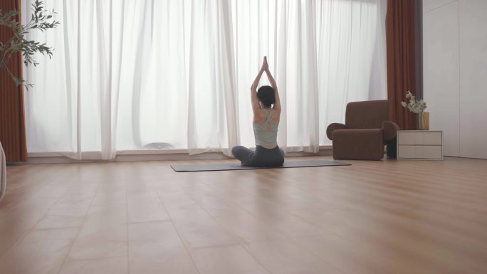 女人在客厅室内做瑜伽运动