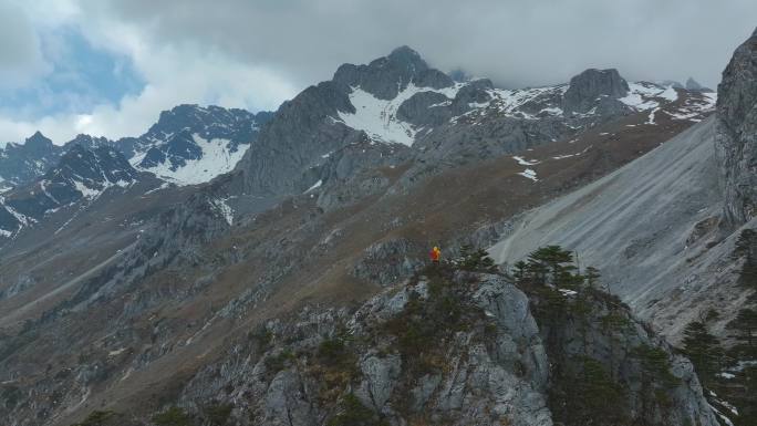 航拍玉龙雪山登山