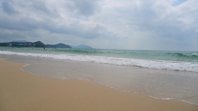 海南三亚大东海海浪拍打沙滩