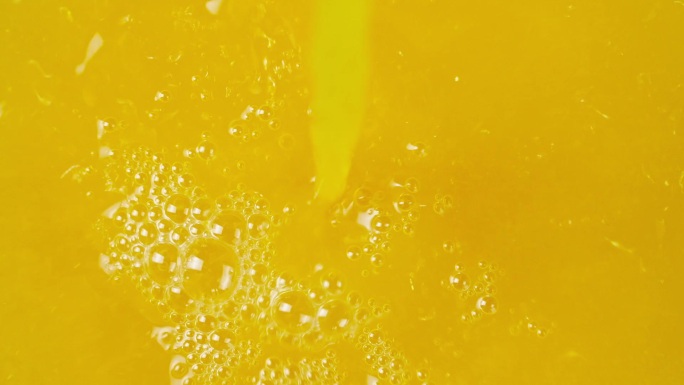 橙汁饮料倒橙汁