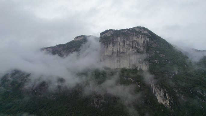 高山森林悬崖穿云大气航拍开场镜头推镜头