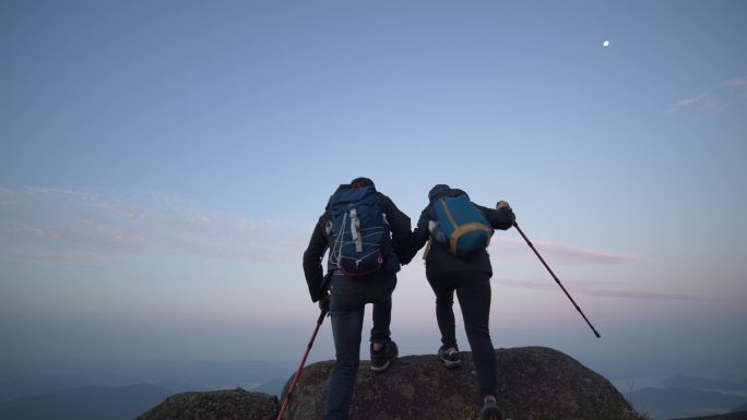 登山攀登攀爬爬山胜利登顶欢呼呐喊