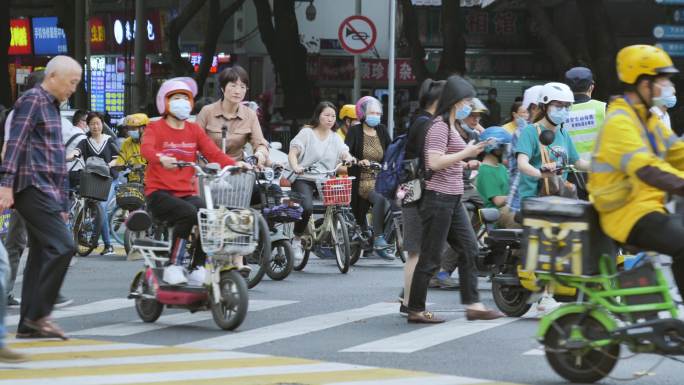 人行道过马路人群