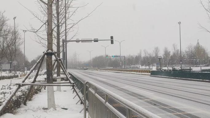 下雪 空旷的马路 公交站