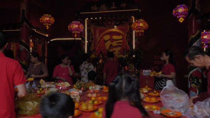 柬埔寨华人过新年春节寺庙拜佛上香祈福