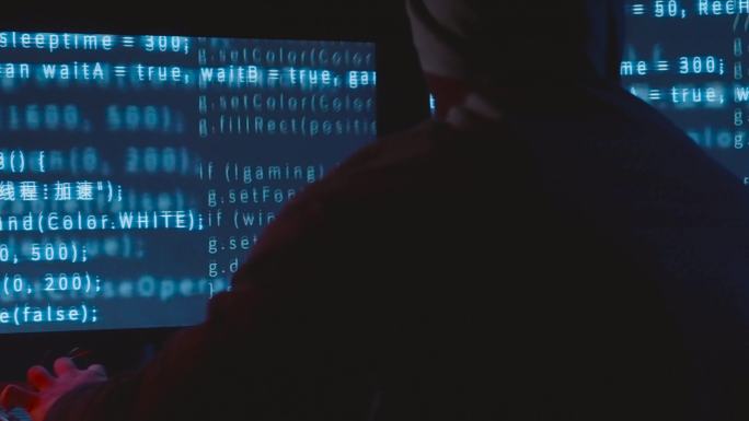 男人黑客破译黑暗房间程序乱码电脑屏幕背影