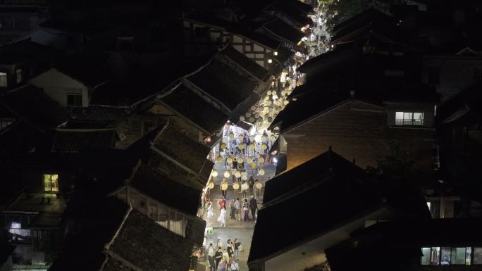 古镇夜景 游客逛古镇