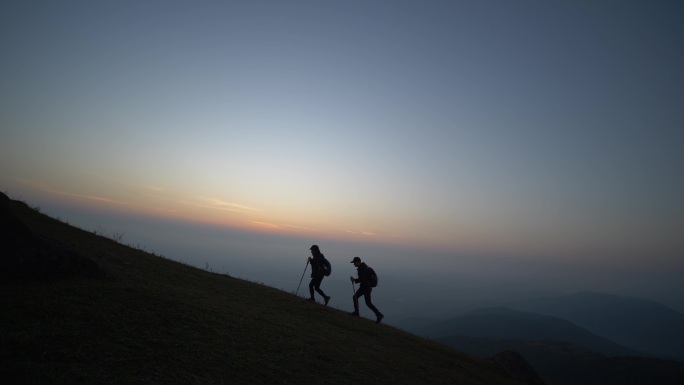 努力前行攀登登山徒步旅行